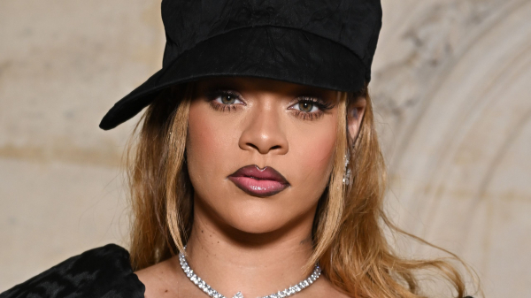 Rihanna’s Messy Bun Is Perfect for a Red Carpet Mom Moment